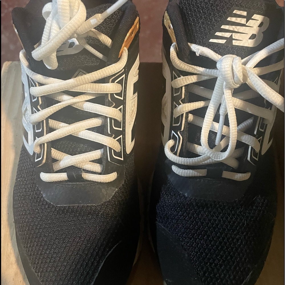 Mens new balance turf baseball shoes. Size 9